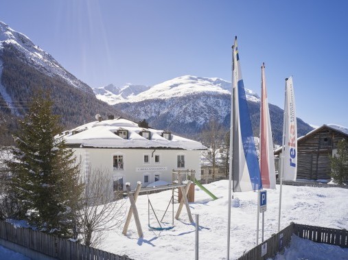 Aussenansicht Winter - Reka-Ferienhaus Madulain