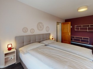 Schlafzimmer - Reka-Ferienanlage Chesa Engadina Madulain