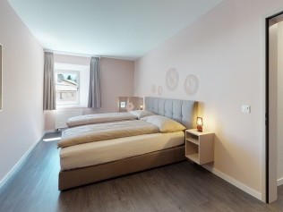 Schlafzimmer - Reka-Ferienanlage Chesa Engadina Madulain