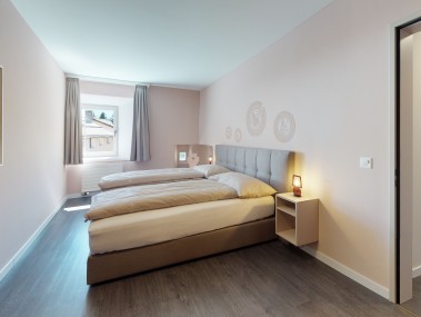 Schlafzimmer - Reka-Ferienanlage Chesa Engadina Madulain