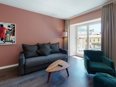 Wohnzimmer mit Essbereich - Reka-Ferienanlage Chesa Engadina Madulain