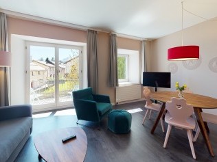 Wohnzimmer mit Essbereich - Reka-Ferienanlage Chesa Engadina Madulain
