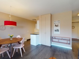 Wohnzimmer mit Essbereich - Reka-Ferienanlage Chesa Engadina Madulain