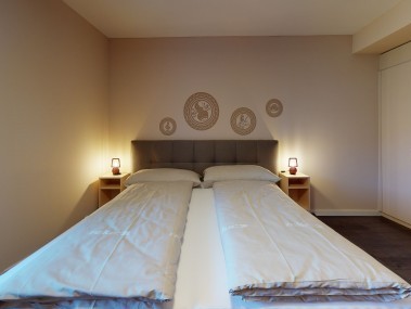 Schlafzimmer - Reka-Ferienanlage Chesa Engadina Madulain