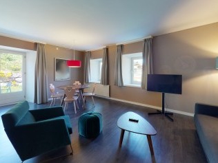 Wohnzimmer mit Essbereich - Reka-Ferienanlage Chesa Engadina Madulain