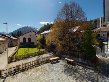 Balkon mit Blick auf die Berge - Reka-Ferienanlage Chesa Engadina Madulain