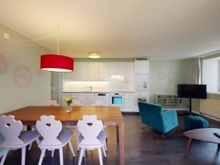 Wohnzimmer mit Essbereich - Reka-Ferienanlage Chesa Engadina Madulain