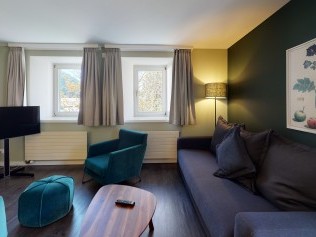 Wohnzimmer mit Essbereich - Reka-Ferienanlage Chesa Engadina Madulain