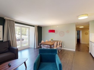 Wohnzimmer mit Essbereich - Reka-Ferienanlage Chesa Engadina Madulain