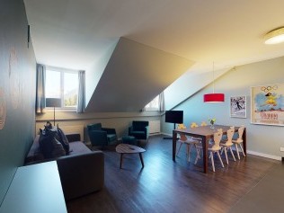 Wohnzimmer mit Essbereich - Reka-Ferienanlage Chesa Engadina Madulain