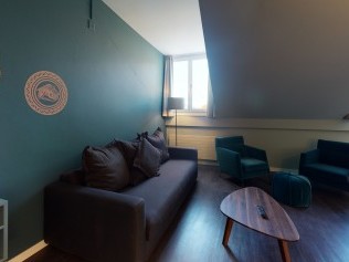 Wohnzimmer mit Essbereich - Reka-Ferienanlage Chesa Engadina Madulain