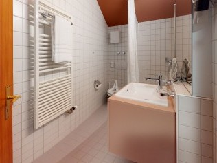 Badezimmer - Reka-Ferienanlage Chesa Engadina Madulain