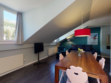 Wohnzimmer mit Essbereich - Reka-Ferienanlage Chesa Engadina Madulain