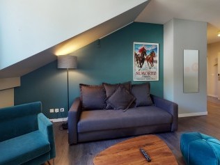 Wohnzimmer mit Essbereich - Reka-Ferienanlage Chesa Engadina Madulain