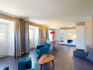 Wohnzimmer mit Essbereich - Reka-Ferienanlage Chesa Engadina Madulain