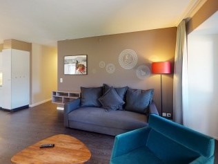 Wohnzimmer mit Essbereich - Reka-Ferienanlage Chesa Engadina Madulain