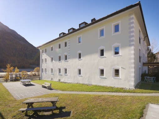 Aussenansicht im Sommer - Reka-Ferienanlage Chesa Engiadina Madulain