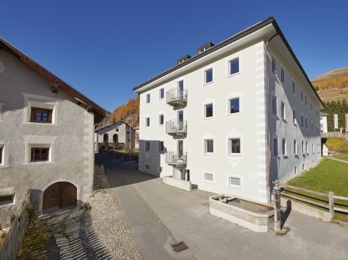 Aussenansicht im Sommer - Reka-Ferienanlage Chesa Engiadina Madulain