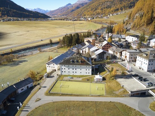 Aussenansicht im Sommer - Reka-Ferienanlage Chesa Engiadina Madulain