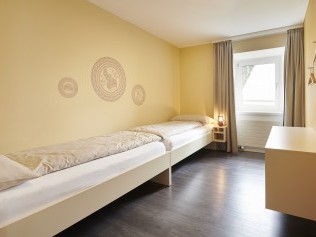 Schlafzimmer - Reka-Ferienanlage Chesa Engadina Madulain