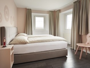 Schlafzimmer - Reka-Ferienanlage Chesa Engadina Madulain