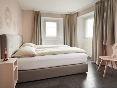 Schlafzimmer - Reka-Ferienanlage Chesa Engadina Madulain