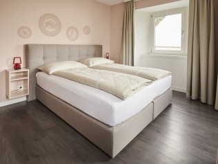 Schlafzimmer - Reka-Ferienanlage Chesa Engadina Madulain