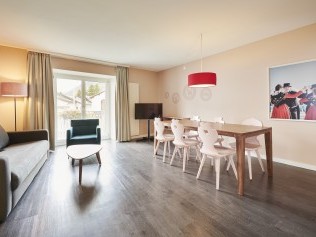 Wohnzimmer mit Essbereich - Reka-Ferienanlage Chesa Engadina Madulain