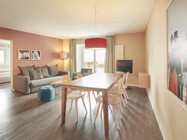 Wohnzimmer mit Essbereich - Reka-Ferienanlage Chesa Engadina Madulain