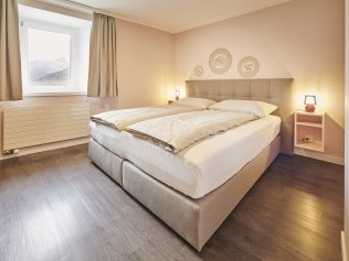 Schlafzimmer - Reka-Ferienanlage Chesa Engadina Madulain