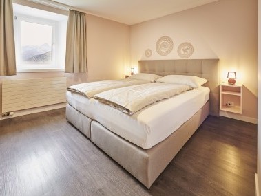 Schlafzimmer - Reka-Ferienanlage Chesa Engadina Madulain