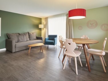 Wohnzimmer mit Essbereich - Reka-Ferienanlage Chesa Engadina Madulain