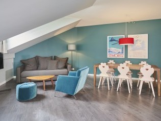 Wohnzimmer mit Essbereich - Reka-Ferienanlage Chesa Engadina Madulain