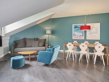 Wohnzimmer mit Essbereich - Reka-Ferienanlage Chesa Engadina Madulain