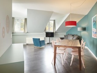 Wohnzimmer mit Essbereich - Reka-Ferienanlage Chesa Engadina Madulain