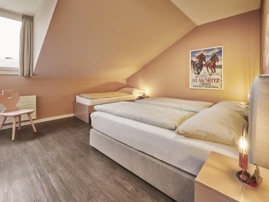 Schlafzimmer - Reka-Ferienanlage Chesa Engadina Madulain