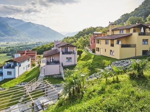 Aussenansicht im Sommer - Reka-Ferienanlage Magadino