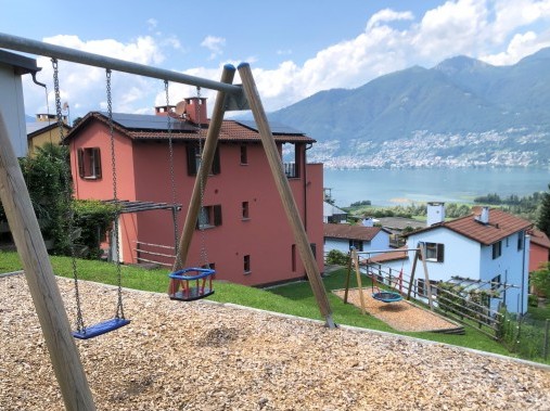 Aussenansicht im Sommer - Reka-Ferienanalge Magadino