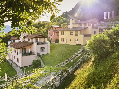 Aussenansicht im Sommer - Reka-Ferienanlage Magadino