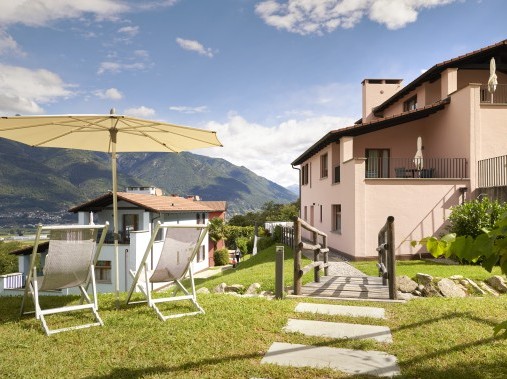 Aussenansicht im Sommer - Reka-Ferienanlage Magadino