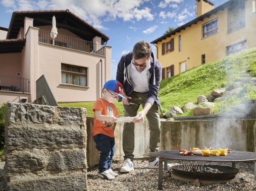 Aussenansicht im Sommer - Reka-Ferienanlage Magadino