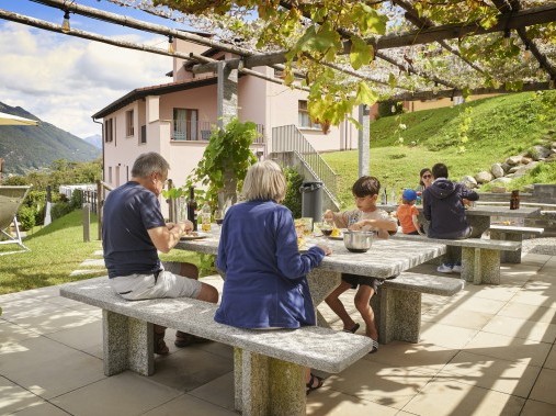 Aussenansicht im Sommer - Reka-Ferienanlage Magadino