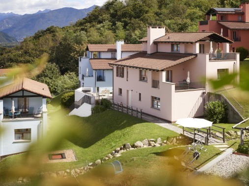 Aussenansicht im Sommer - Reka-Ferienanlage Magadino