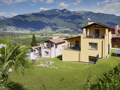 Aussenansicht im Sommer - Reka-Ferienanlage Magadino