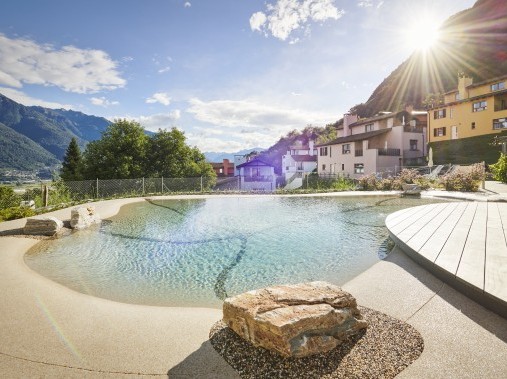 Aussenansicht im Sommer - Reka-Ferienanalge Magadino