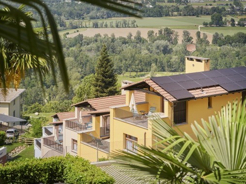Aussenansicht im Sommer - Reka-Ferienhaus Magadino