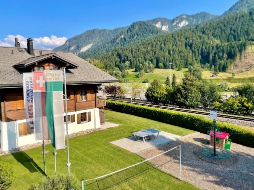 Aussenansicht im Sommer - Reka-Ferienhaus Rougemont