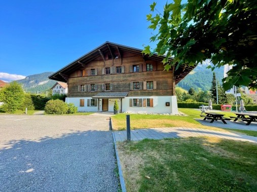 Aussenansicht im Sommer - Reka-Ferienhaus Rougemont