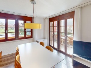 Wohnzimmer mit Essbereich - Reka-Ferienanlage Rougemont