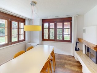 Wohnzimmer mit Essbereich - Reka-Ferienanlage Rougemont